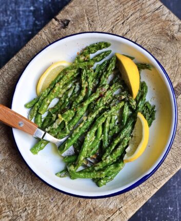 Pointes d’asperges vertes poêlées au Parmesan