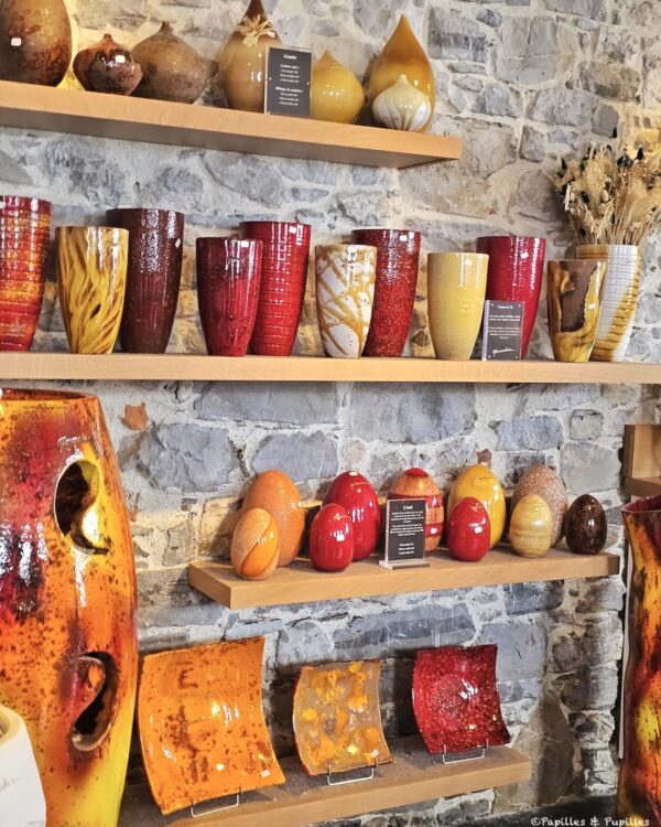 Collection de poteries rouges et jaunes en vitrine à Saint-Jean-de-Luz
