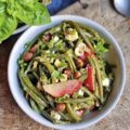 Salade de haricots verts aux pêches, feta et noisettes torréfiées