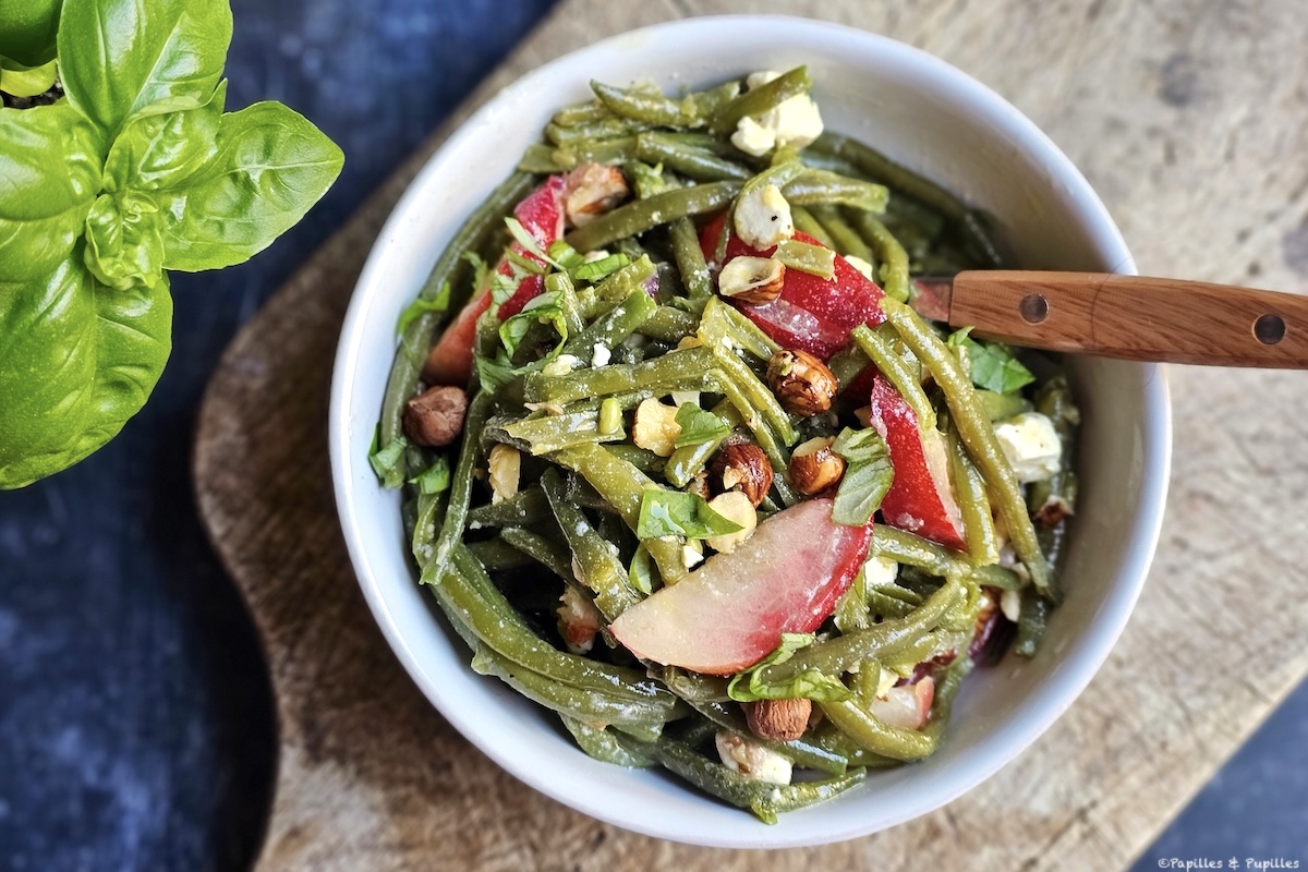 Salade de haricots verts aux pêches, feta et noisettes torréfiées 