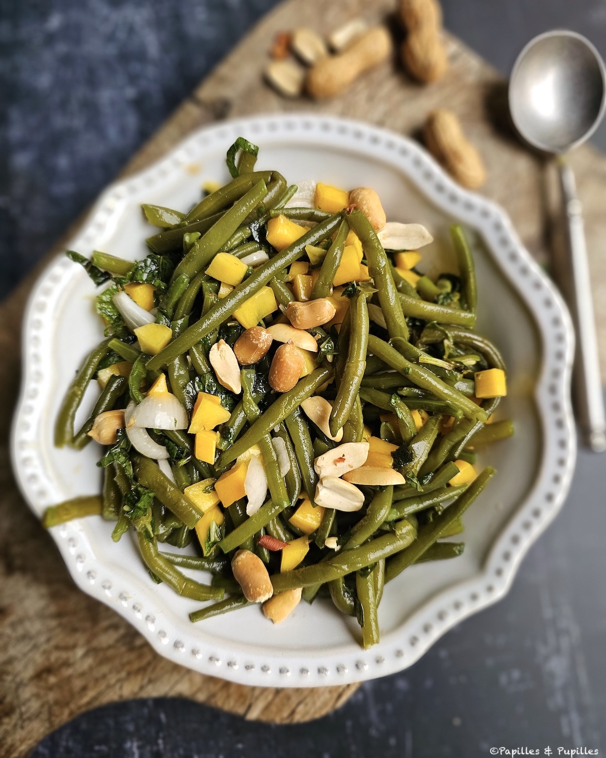 Salade de haricots verts, mangue, menthe et cacahuètes