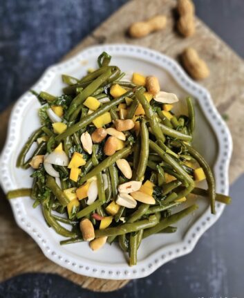Salade de haricots verts, mangue, menthe et cacahuètes