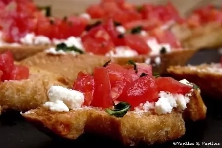 Tartine tomate feta basilic