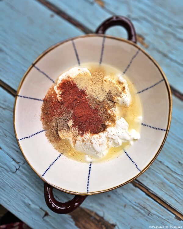 Epices, yaourt et jus de citron