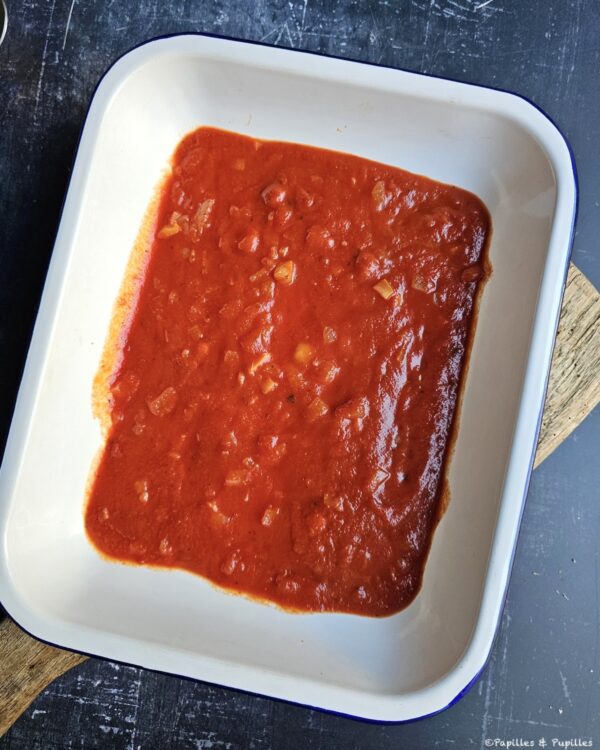 Coulis de tomates dans le plat