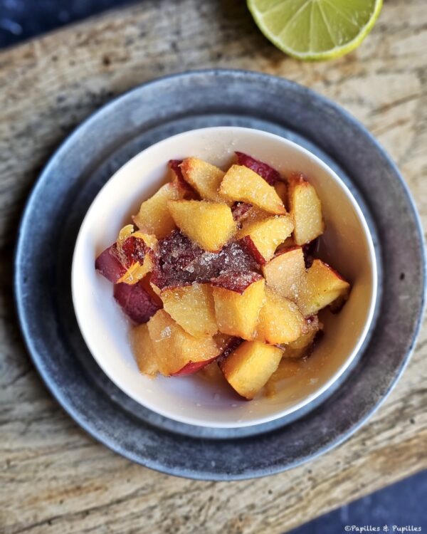 Dés de nectarines, sucre, jus de citron vert