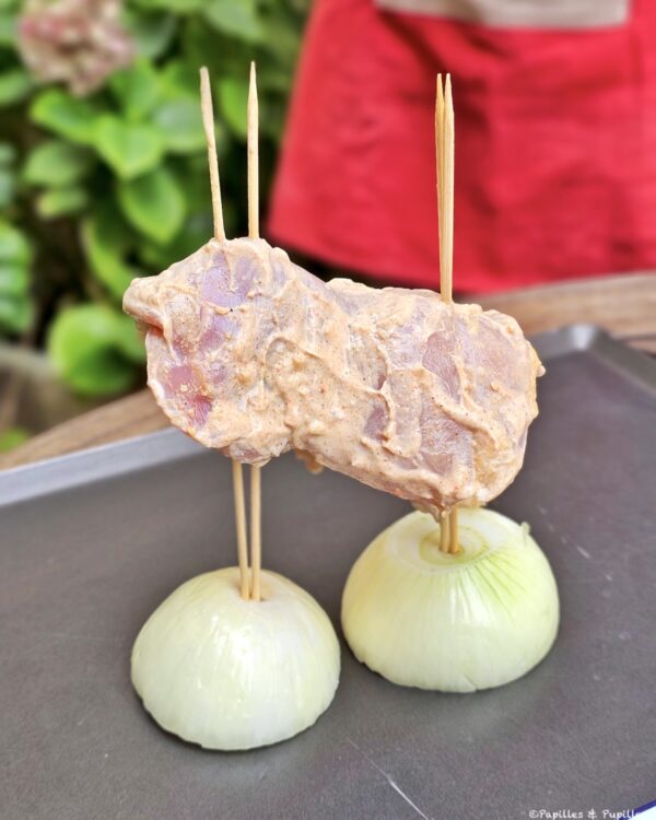 Embrochez le premier haut de cuisse mariné