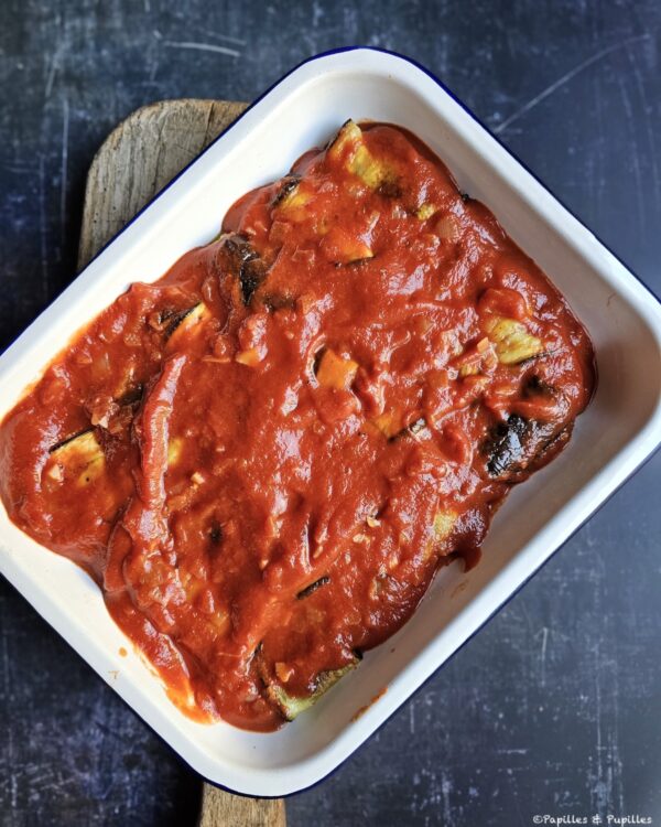 Recouvrez de sauce tomate