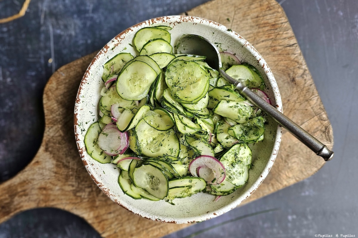 Salade de concombres, oignon rouge, miel et aneth