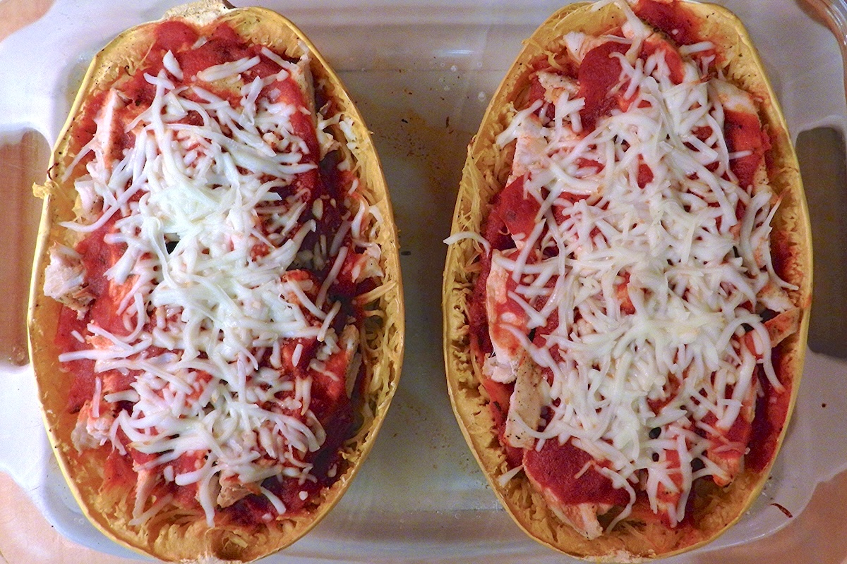 Courge spaghetti farcie au poulet, sauce tomate et mozzarella