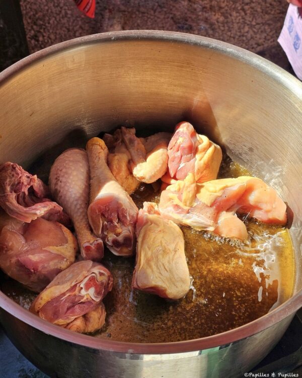 Faites frire les morceaux de poulet