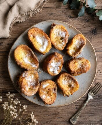 Tranches de pain perdu saupoudrées de sucre dans une assiette