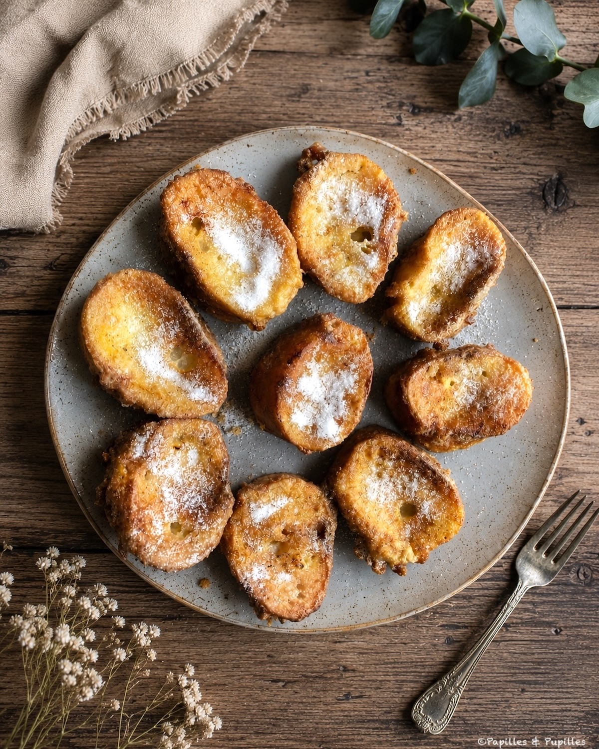 Tranches de pain perdu saupoudrées de sucre dans une assiette