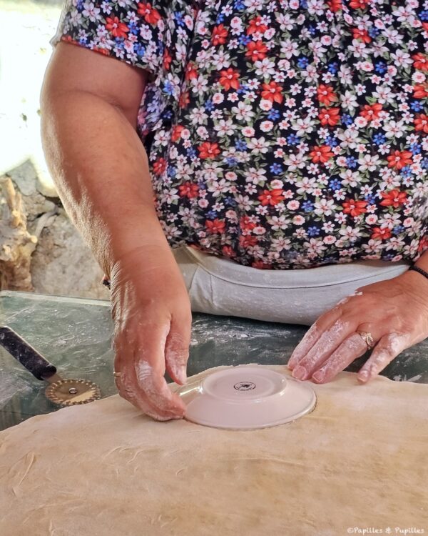 Posez la soucoupe sur la pâte