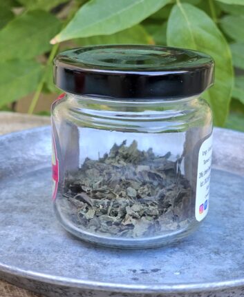 Pot de menthe séchée mixée