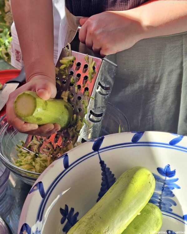 Râpez les courgettes