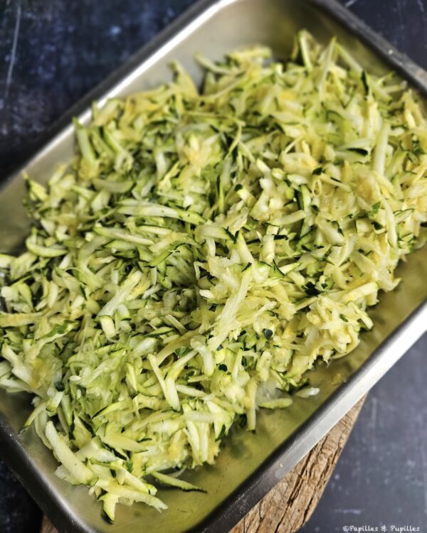 Courgettes et oignons râpés
