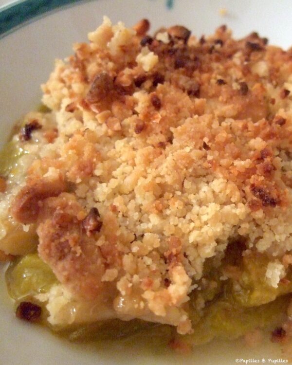 Crumble aux prunes, cacahuètes et piment d'Espelette