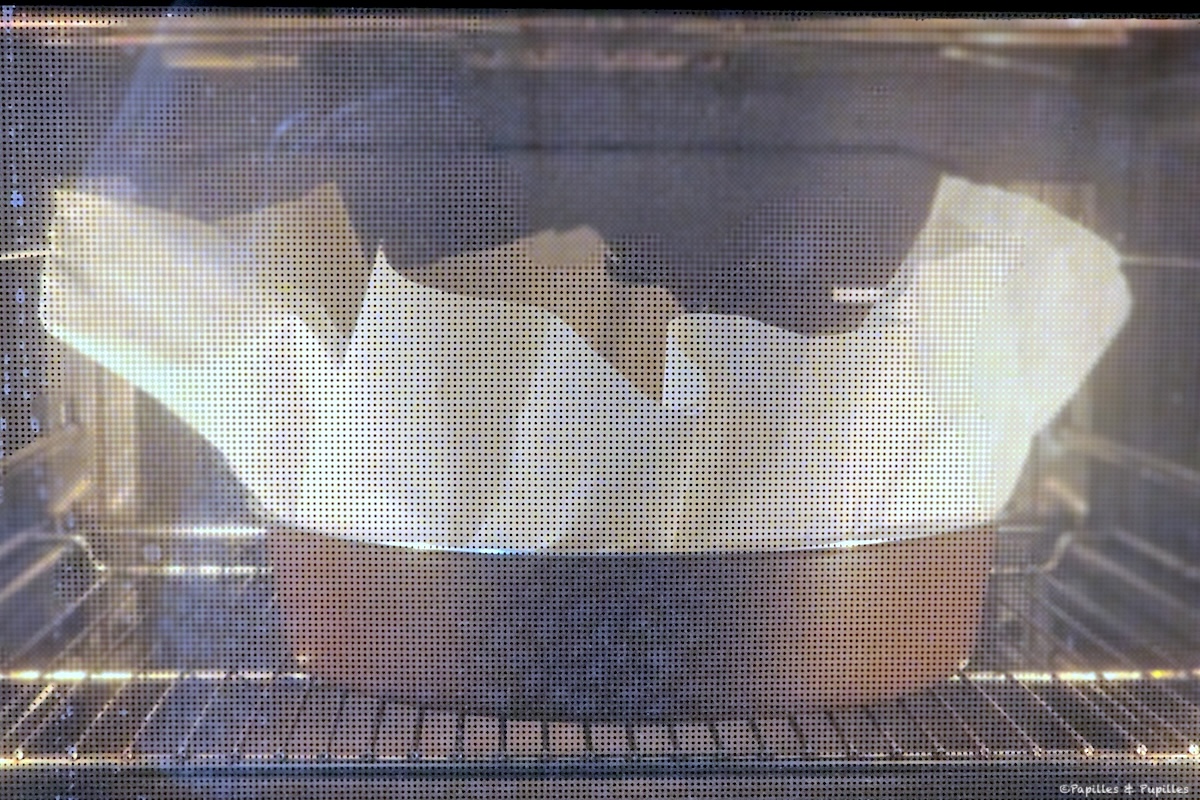 Cheesecake basque en cuisson dans le four