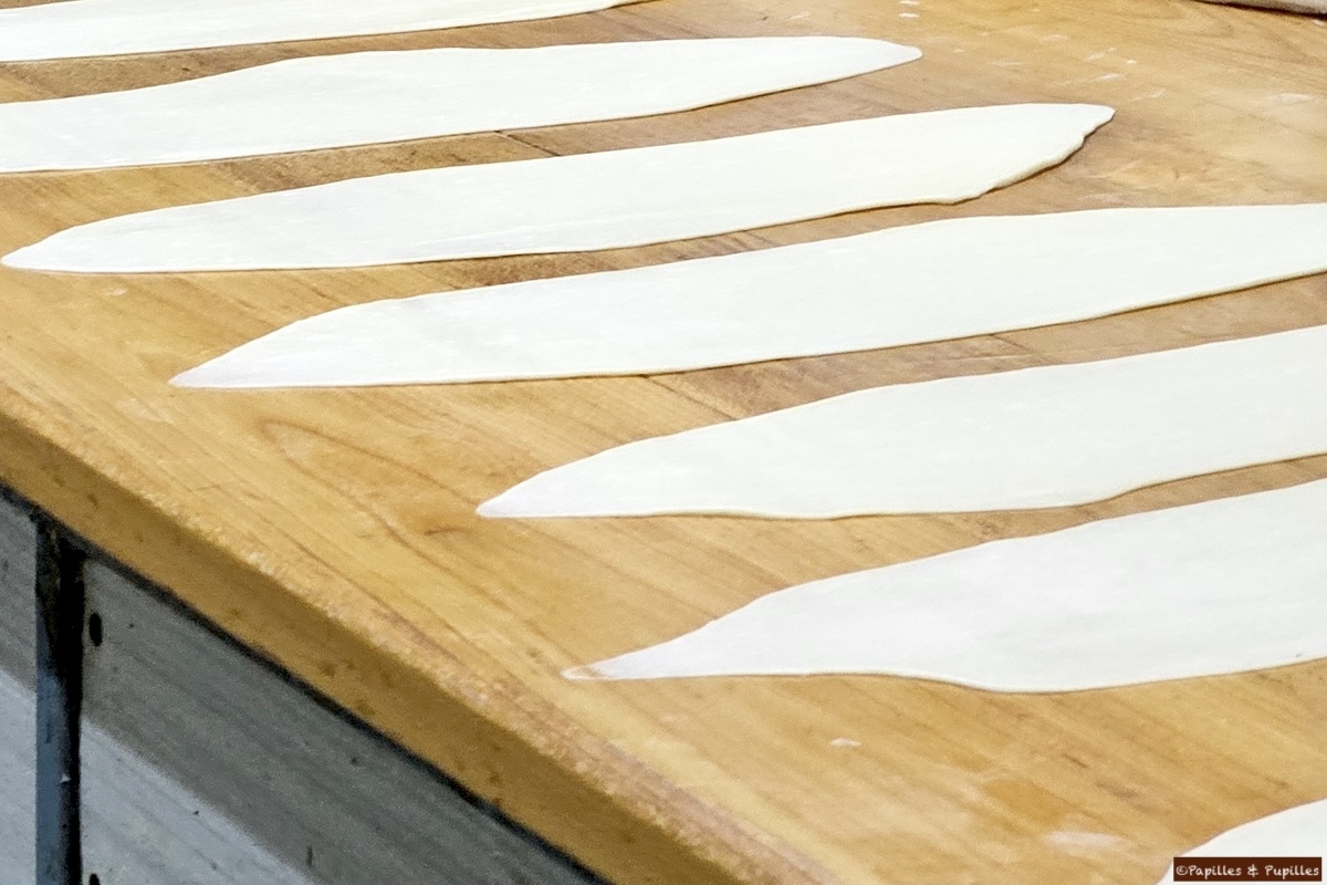 Etalez très finement la pâte