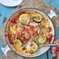 Gratin de courgette, tomates et poivron, sauce crémeuse ail & fines herbes
