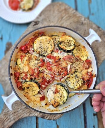 Gratin de courgette, tomates et poivron, sauce crémeuse ail & fines herbes