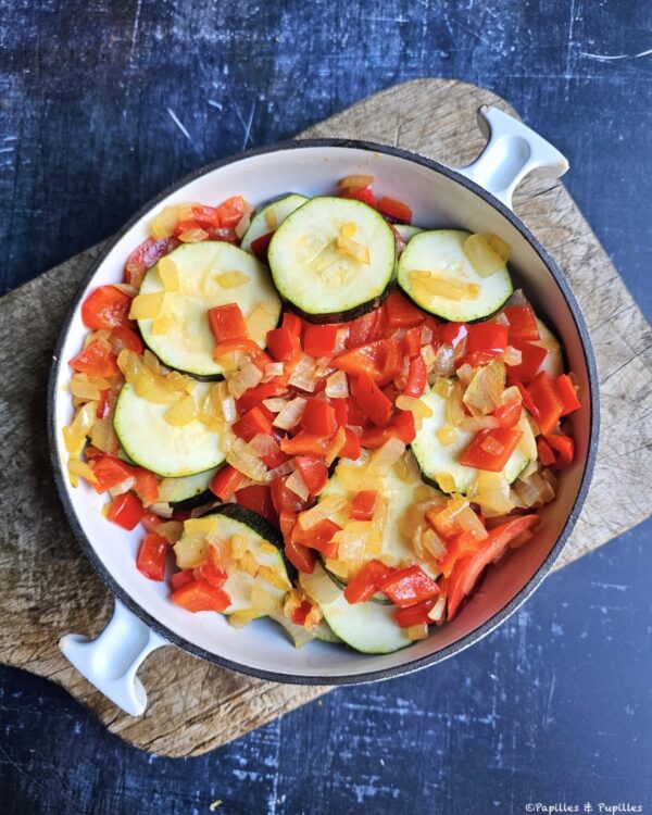 Mettez les légumes dans le plat à gratin
