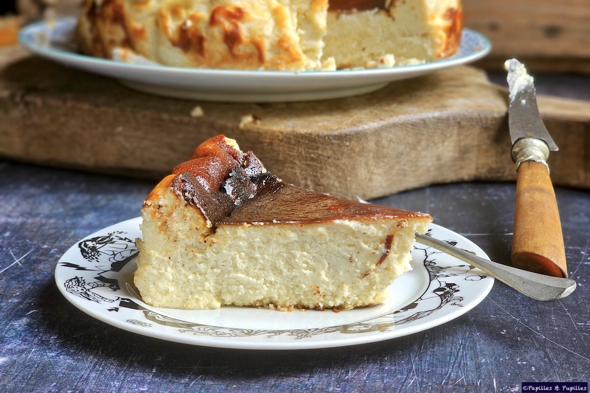 Part de cheesecake basque brûlé