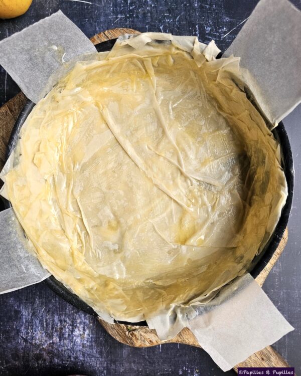 Feuilles de filo beurrées au fond du moule