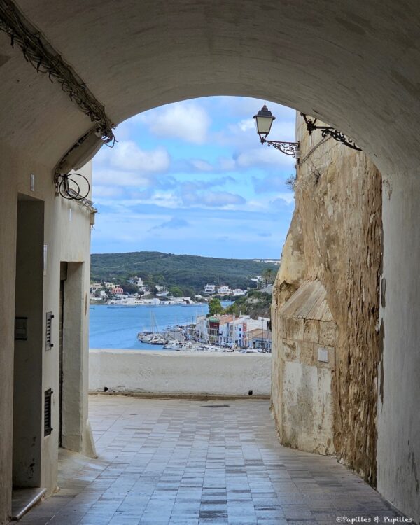 Passage voûté avec vue sur le port