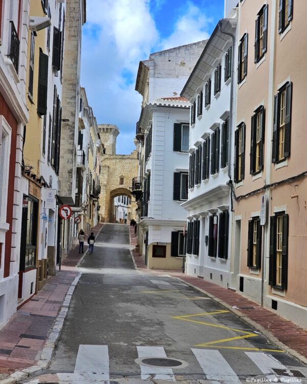 Rue en montée vers la porte fortifiée