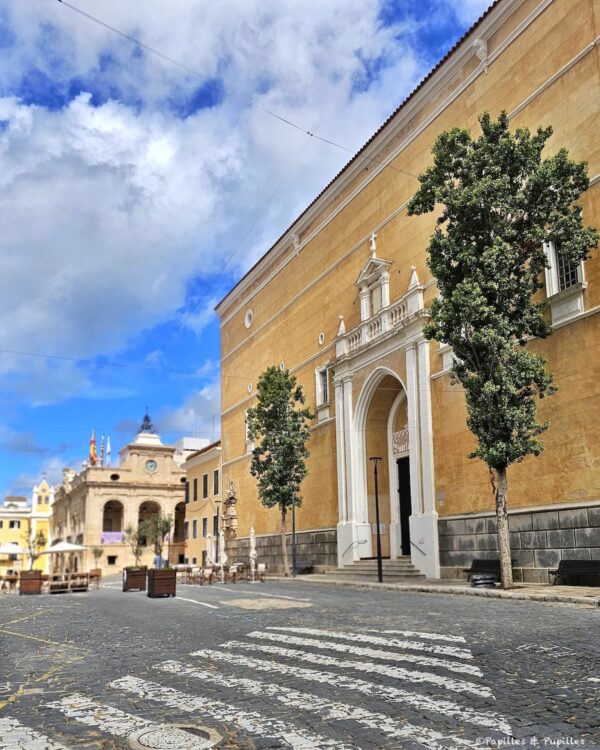 Grande façade ocre (église Santa Maria