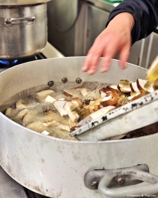 Plongez les champignons dans l'huilev