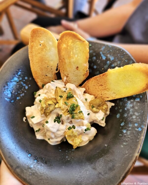 Salade russe, crevettes et olives