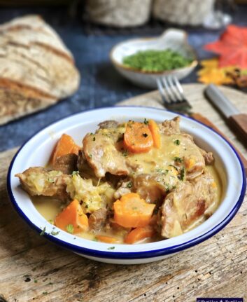 Sauté de veau aux poireaux, carottes et moutarde