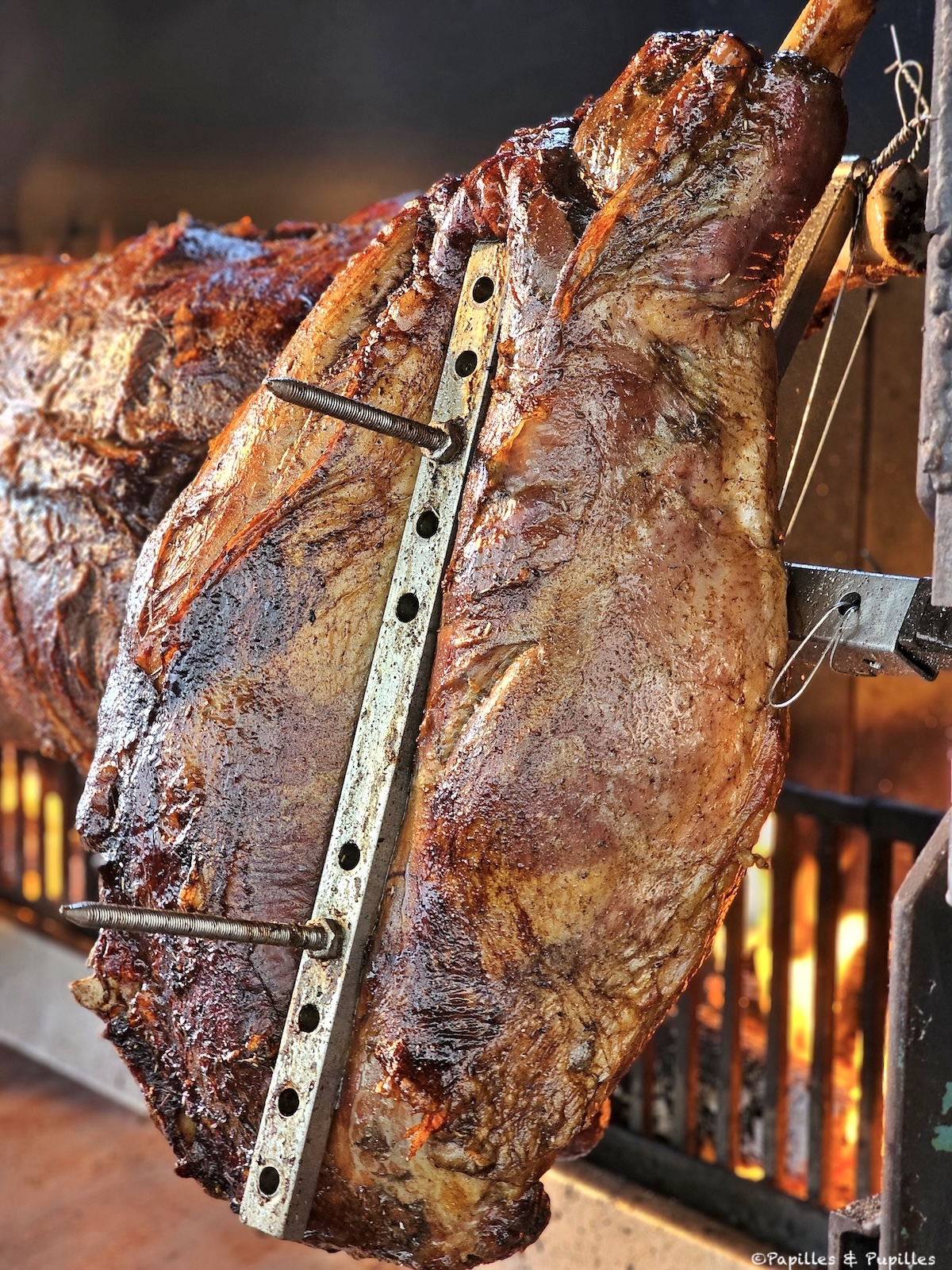 Veau tigre à la broche, un gros plan très gourmand
