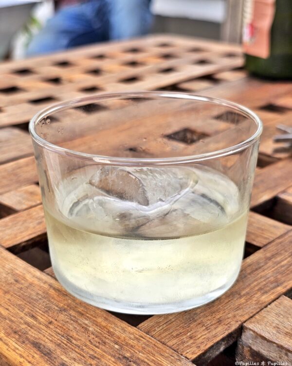 Verre de sangria blanche