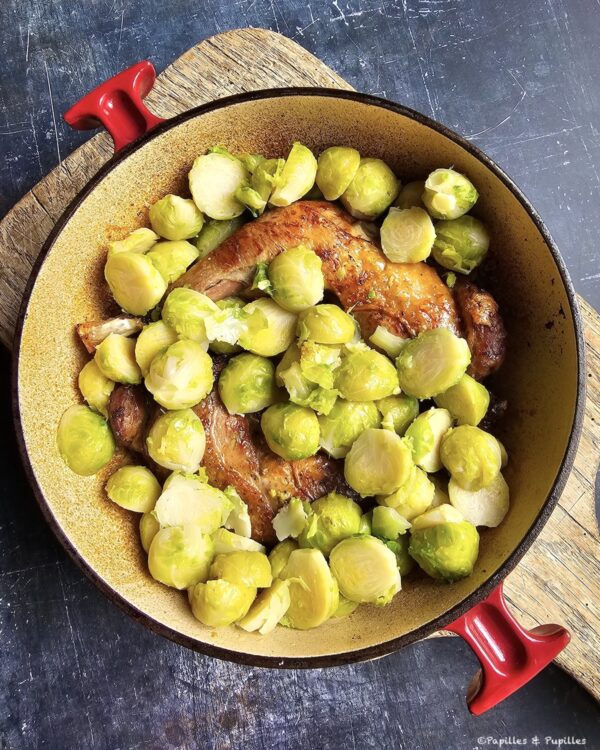 Ajoutez. les choux de Bruxelles et réenfournez