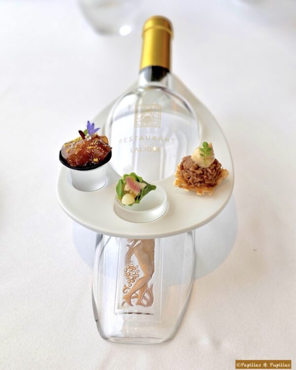 Amuse-bouches du menu Promenade Sauternaise, présentés autour d’une bouteille de Sauternes