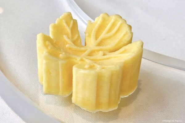 Beurre salé présenté en feuille de vigne, servi avec le pain au blé khorasan