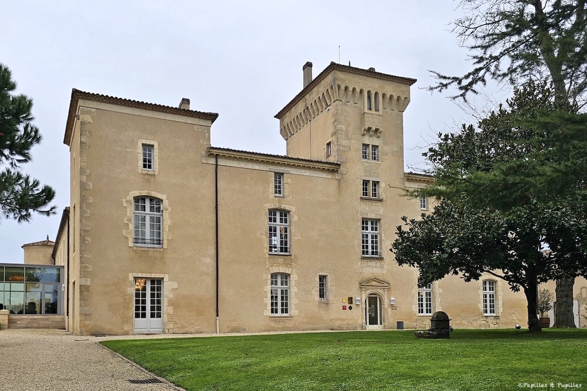Le Château Lafaurie-Peyraguey en fin de journée, au cœur du vignoble de Sauternes