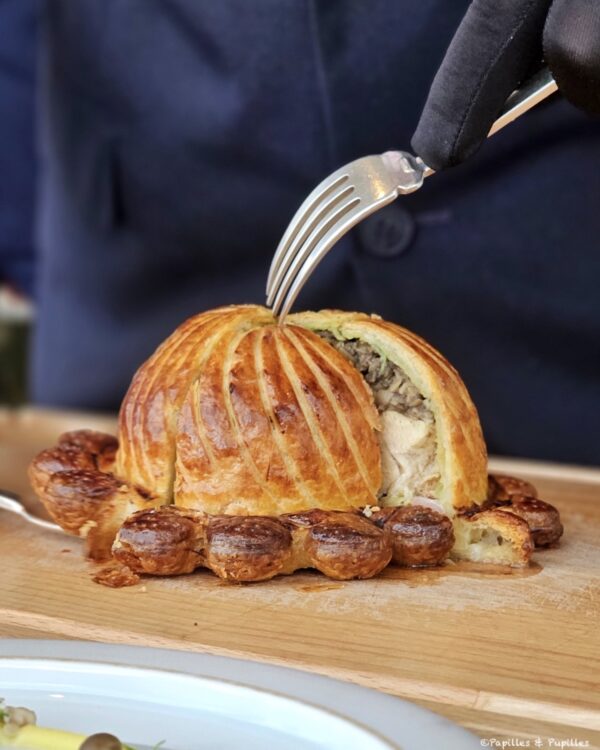 Découpe du Pithiviers en salle par le service, moment signature du restaurant Lalique