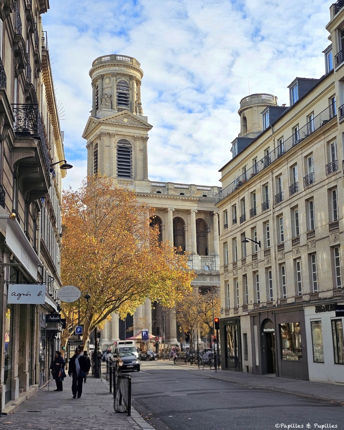 Vue sur l'église Saint Sulpice à Paris par un après midi d'automne
