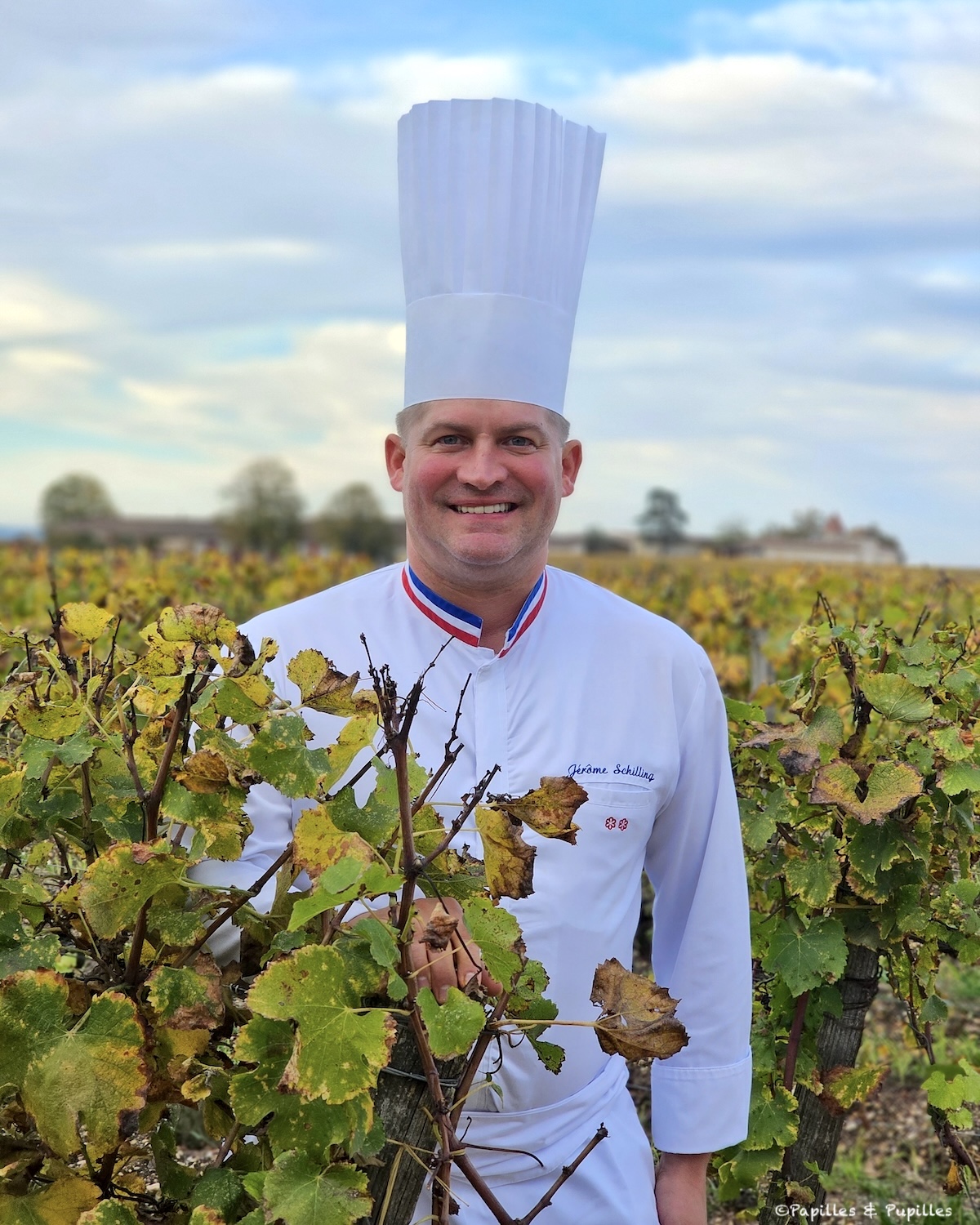 Le chef Jérôme Schilling devant les vignes du Château Lafaurie-Peyraguey, juste avant le service