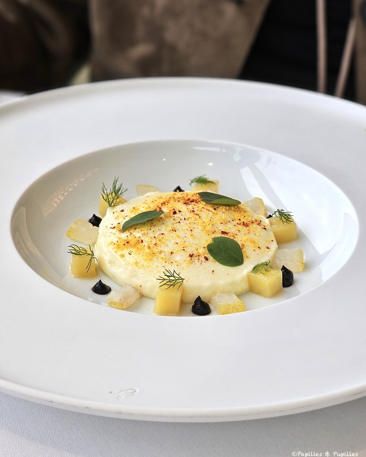 Entrée autour de la pomme de terre Monalisa et du haddock fumé au sarment, menu Promenade