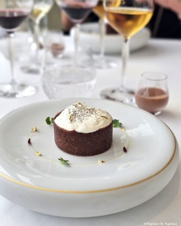 Riz au lait à l’orange, crème glacée au combava et croustillant au chocolat