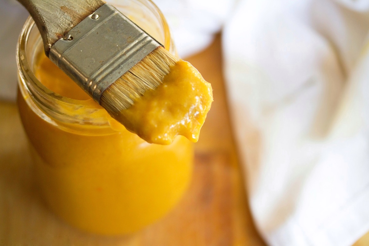 Sauce Amba dans un pot en verre avec un pinceau
