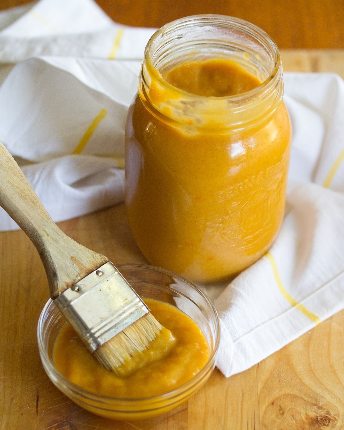 Sauce amba dans un pot en verre