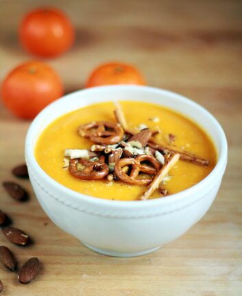 Velouté de carottes avec un topping croustillant dans un bol blanc