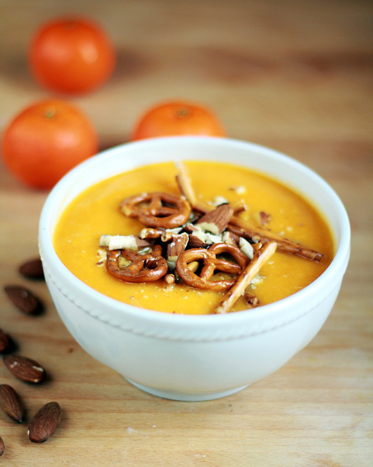 Velouté de carottes avec un topping croustillant dans un bol blanc